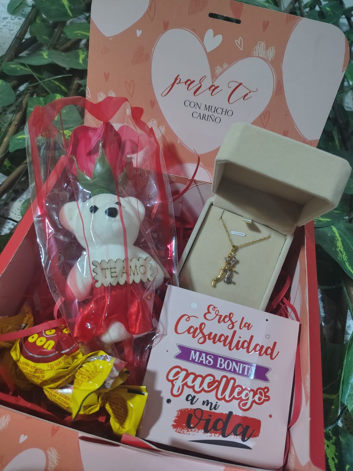 🌙 COLLAR ABRAZO ETERNO — símbolo del Amor Eterno 💞, viene en un HERMOSO BOX DE REGALO PREMIUM 🎁, perfecto para sorprender a quien más amas.❤️